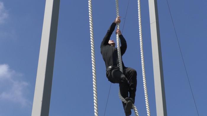 Тренування у подоланні смуги перешкод виховують силу, швидкість та витривалість