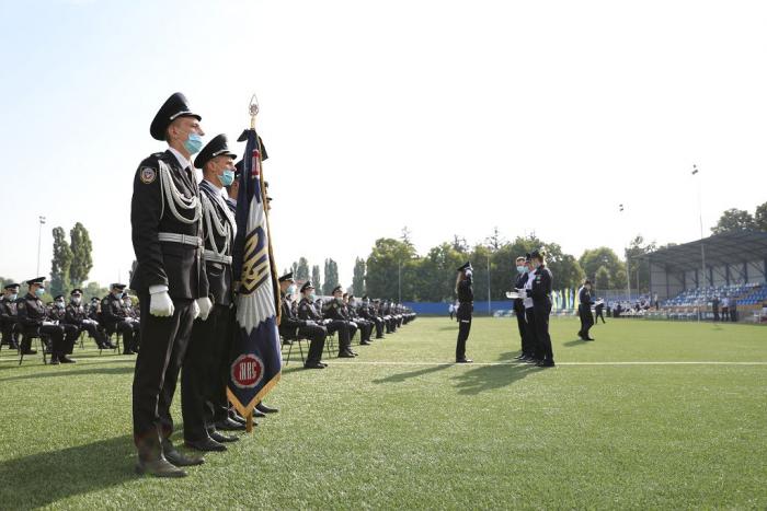 Випускникам вручили офіцерські погони 