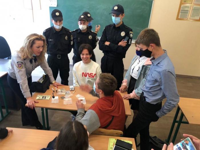 Представники ХНУВС провели тренінг для школярів щодо небезпечності вживання наркотиків