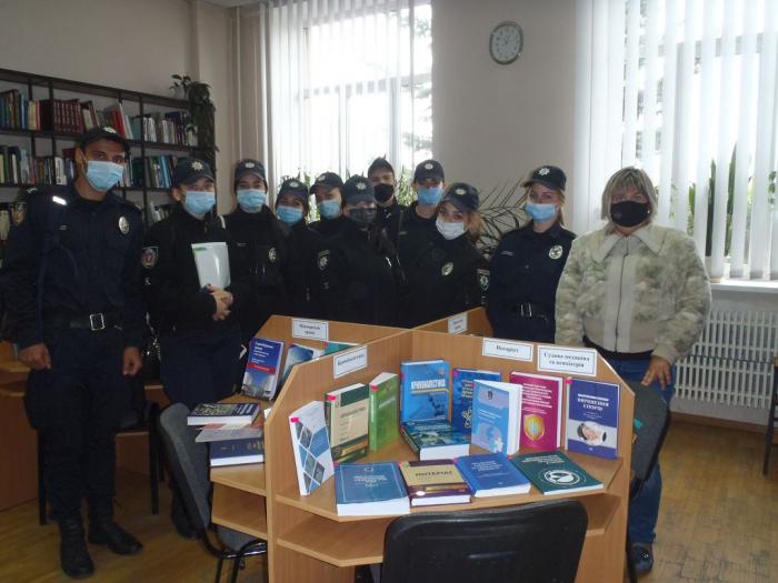 Курсанти знайомляться з новими надходженнями до бібліотеки університету