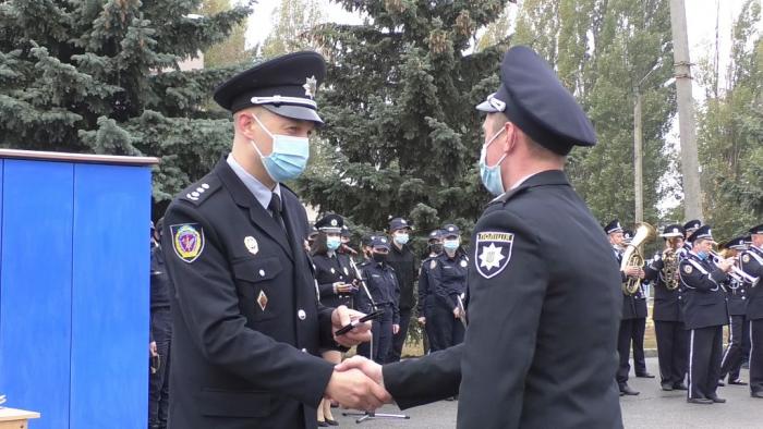 Ректор університету Дмитро Швець вручив погони курсантам і слухачам магістратури, яким були присвоєні чергові спеціальні звання поліції