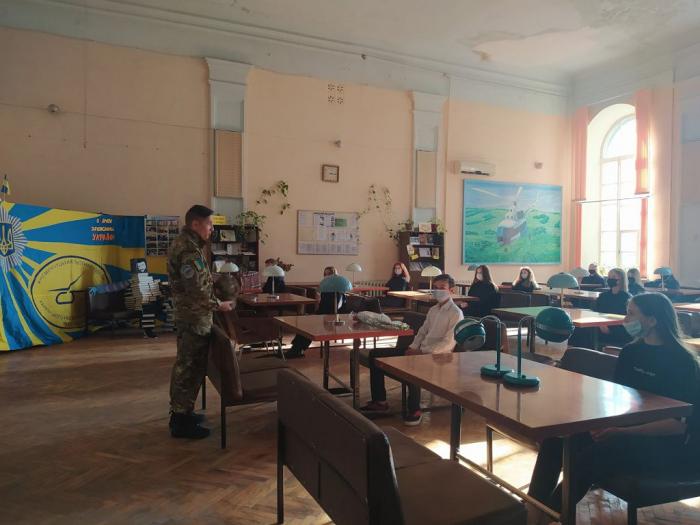 Зустріч курсантів Кременчуцького льотного коледжу з учасником бойових дій