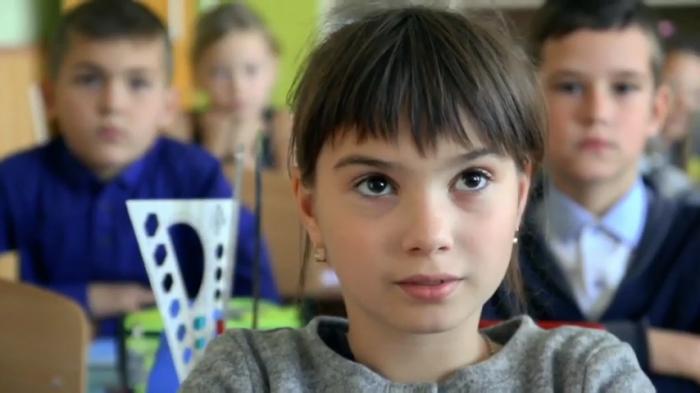 Поліцейські разом зі школярами підготували соціальний ролик з дотримання правил дорожнього руху 