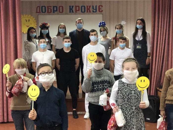 Добро крокує по землі