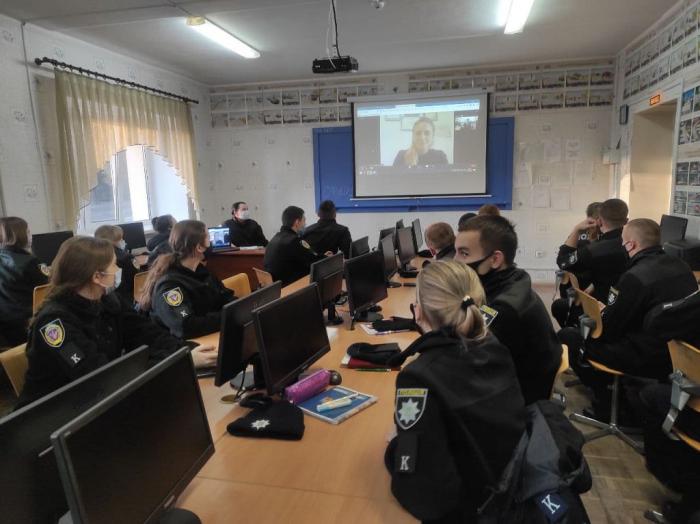Для здобувачів освіти Сумської філії ХНУВС  проведено онлайн-лекцію «Зупинити  насильство легко»