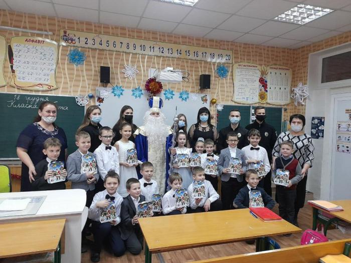 Учнів підшефної школи привітали зі святом