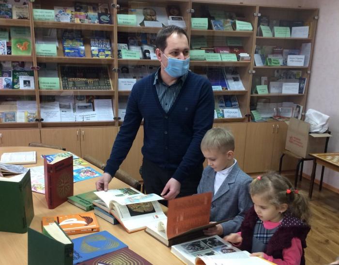 Учні підшефної школи отримали пізнавальну літературу