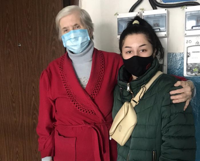 Курсанти Сумської філії ХНУВС надають допомагають літнім людям пережити негоду