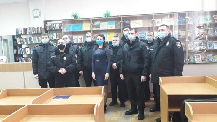 Слухачі університету ознайомилися з книжковою експозицію До Дня Соборності України