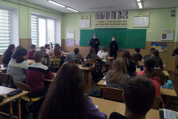 На Полтавщині поліцейські та курсанти ЗВО системи МВС навчали школярів, як протистояти «булінгу» серед однолітків