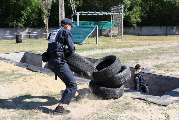 «Змагання патрулів» – квест для майбутніх поліцейських на фізичну підготовленість та здатність працювати в команді (відео)