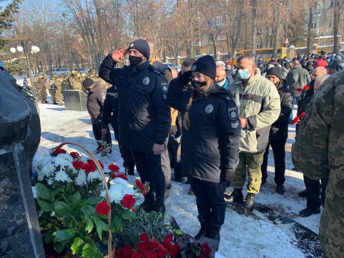 Курсанти  Сумської філії ХНУВС вшанували  учасників бойових дій на території інших держав покладанням квітів
