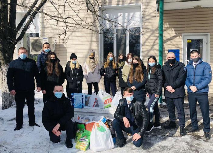Представники Кременчуцького льотного  коледжу у Всесвітній день спонтанного прояву доброти допомогли безпритульним тваринам