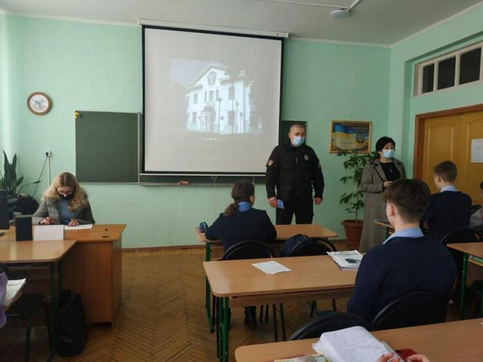 Учнів гімназії-інтернату для талановитих та творчо обдарованих дітей ознайомили з особливостями професії поліцейського