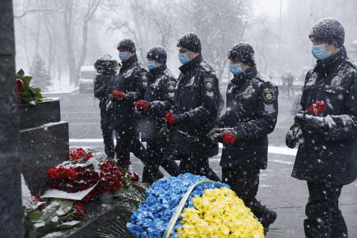 Працівники, курсанти та студенти ХНУВС поклали квіти до пам’ятника Великого Кобзаря