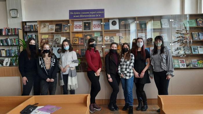 Студенти відвідали книжково-ілюстративну експозицію «Ми будем славить перед світом живе Шевченківське ім’я»