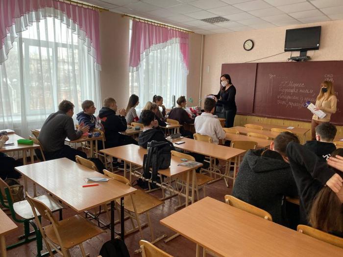 Випускників ЗОШ № 102 запросили на навчання до університету