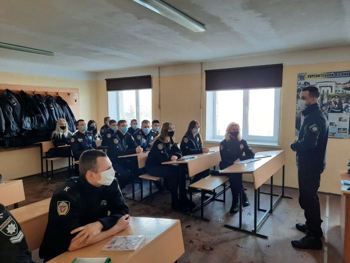 Працівник патрульної поліції поділився з курсантами практичним досвідом