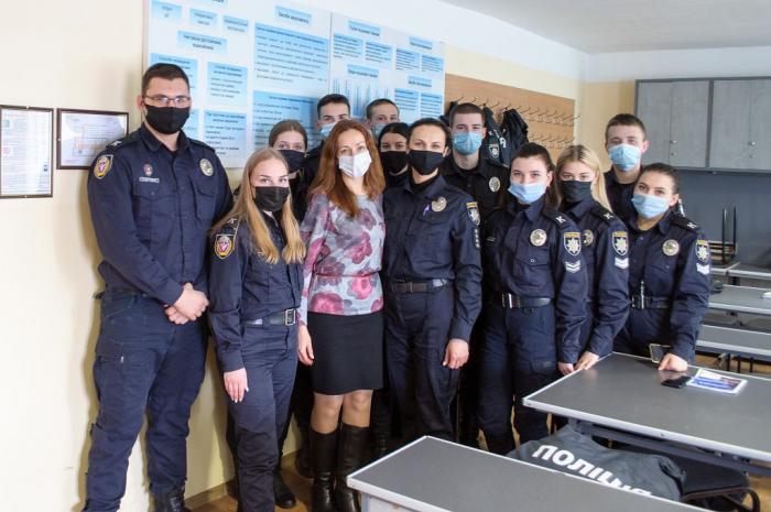 Бінарне заняття для курсантів за участі працівниці поліції