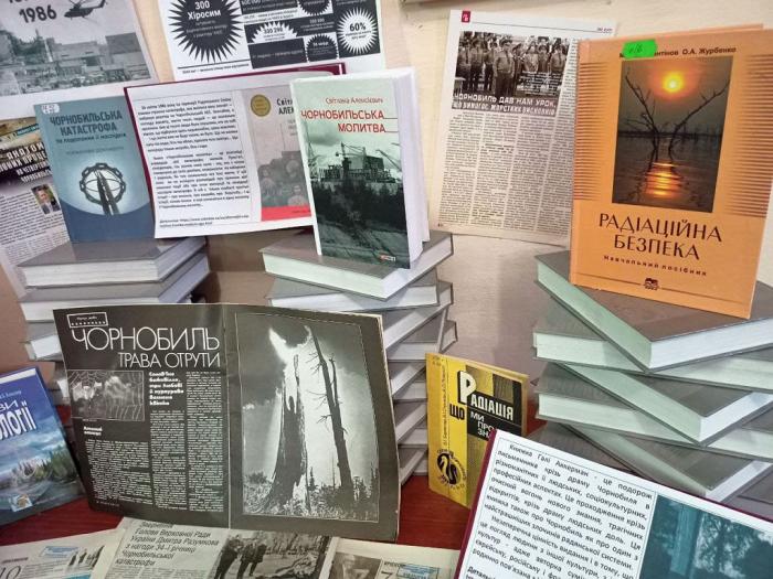 У бібліотеці Кременчуцького льотного коледжу відкрито виставку до роковин Чорнобильської катастрофи