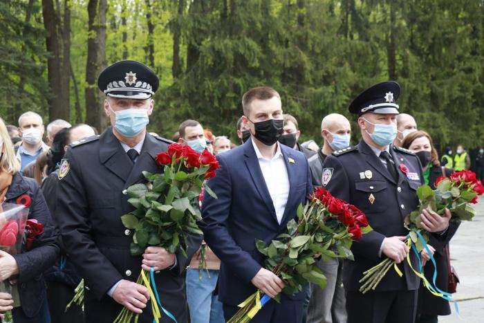  Покладання квітів на Меморіалі Слави