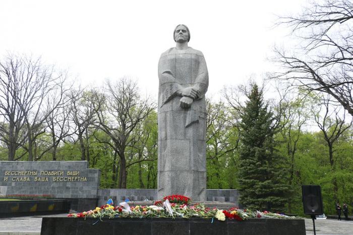 Представники відділу організації освітньо-наукової підготовки взяли участь у покладанні квітів на Меморіалі Слави