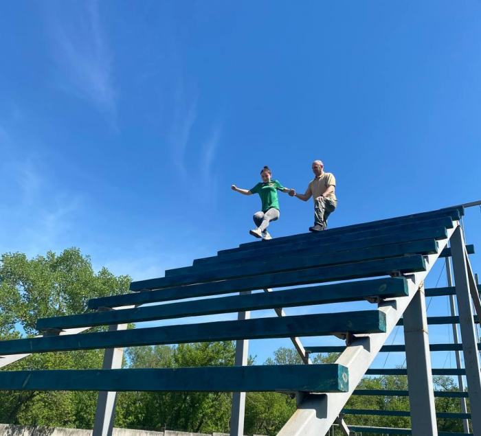 Першокурсники тренуються проходити штурмову смугу перешкод