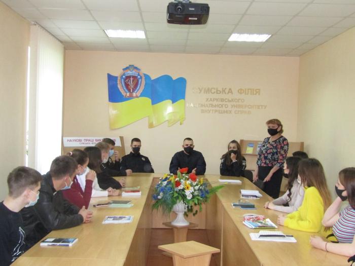 Бінарне заняття з логіки за участі поліцейських